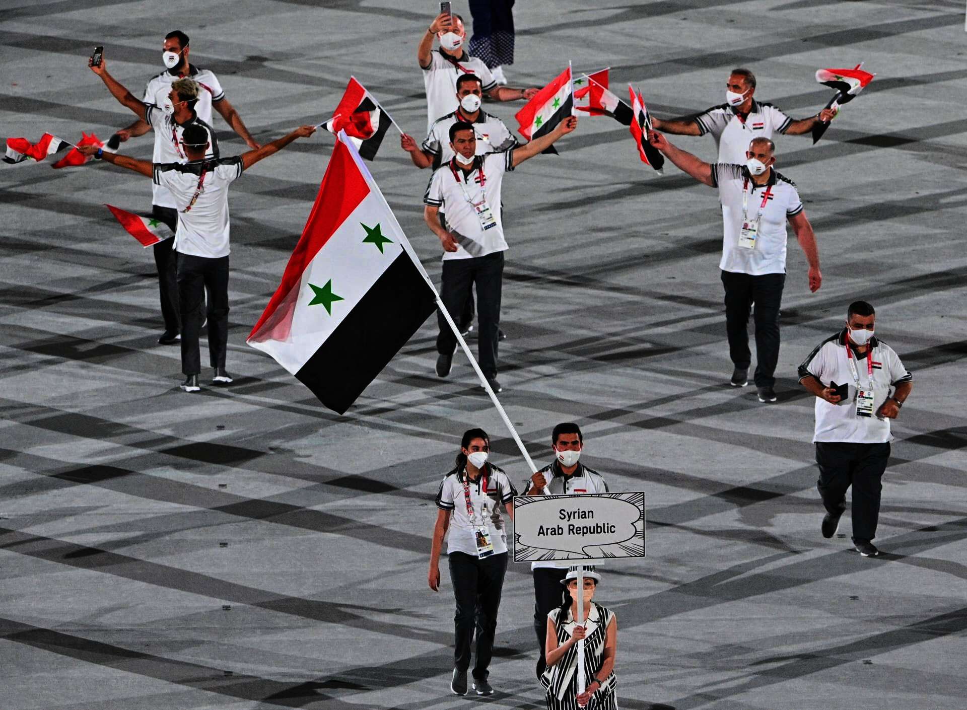 هند ظاظا حاملة العلم السوري مع أحمد صابر حمشو خلال حفل افتتاح أولمبياد طوكيو 2020