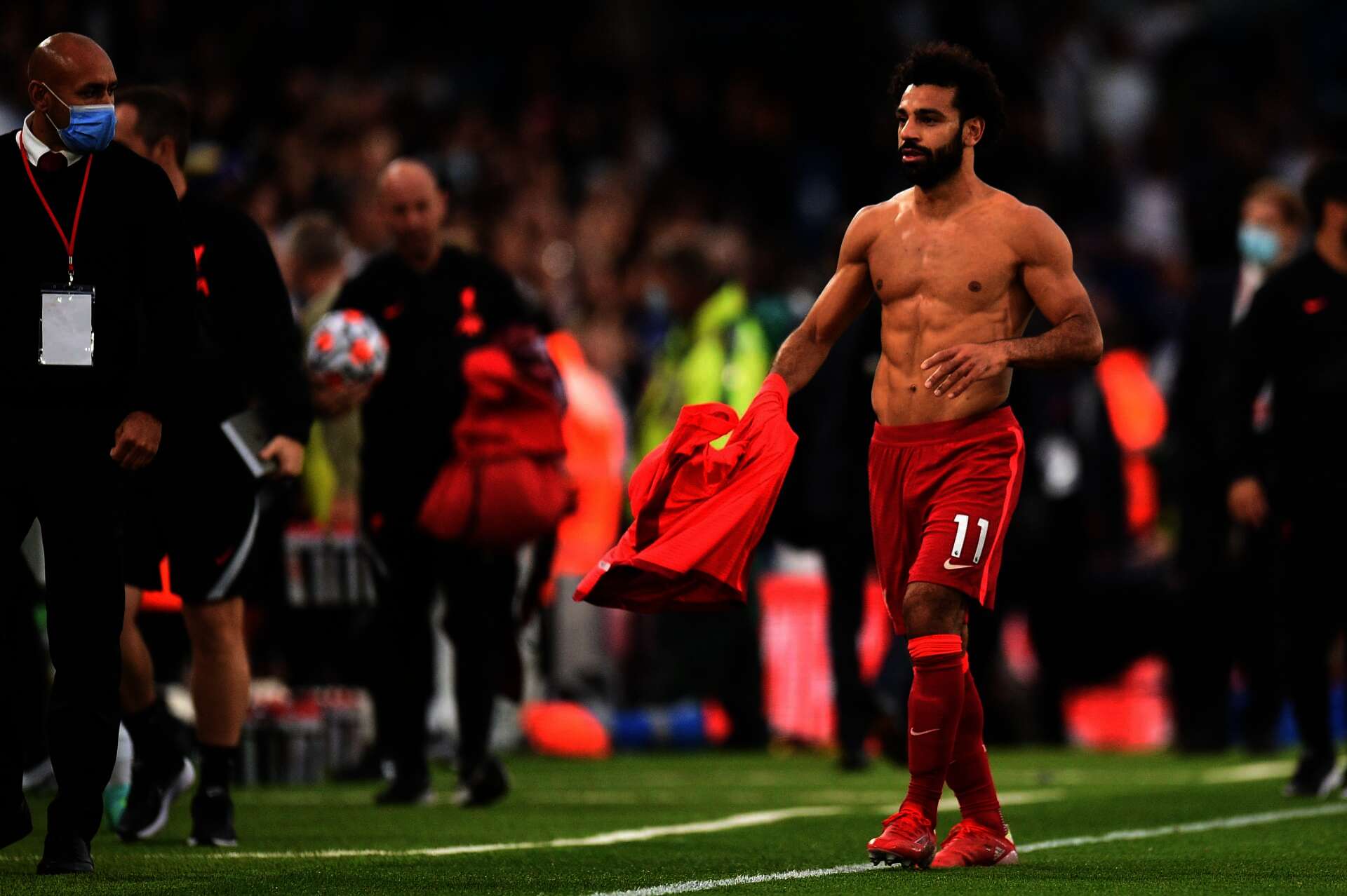 لفتة مميزة من محمد صلاح في مباراة "الهدف 100".. فماذا فعل؟