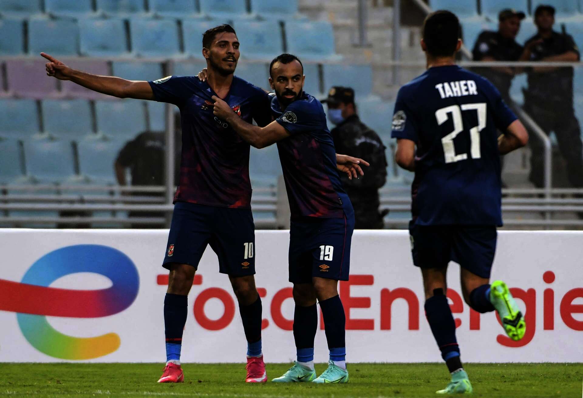 "مفاجأة" استبعاد شريف وأفشة من قائمة منتخب مصر تثير جدلًا