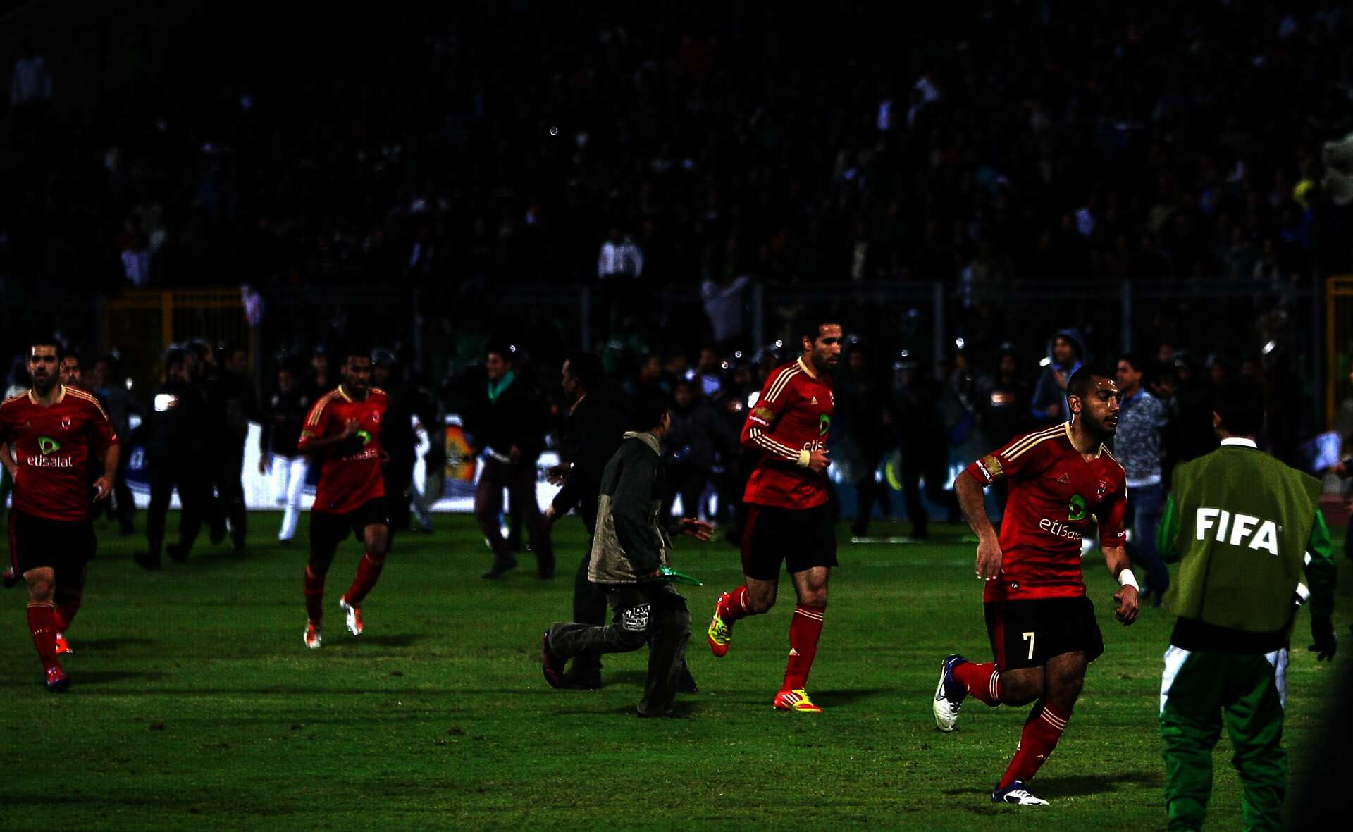 صورة أرشيفية للاعبي الأهلي يحاولون مغادرة الملعب وقت حادثة استاد بورسعيد عام 2012